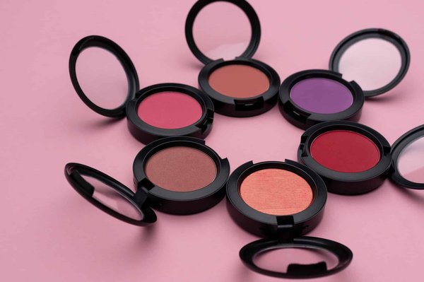 Quelles sont les meilleures techniques de blush pour rehausser les pommettes ?